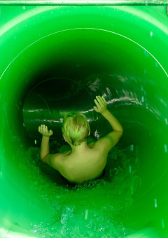 Niño en tobogán acuático - Kleine Belties - Hardenberg, Overijssel, Países Bajos