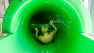 Niño en tobogán acuático - Kleine Belties - Hardenberg, Overijssel, Países Bajos