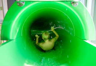 Enfant dans le toboggan aquatique - Kleine Belties - Hardenberg, Overijssel, Pays-Bas