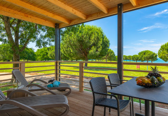 Vista dal lodge Park Riviera Adria Blue Seaside al Camping Park Umag, Croazia, con terrazza e paesaggio sul mare.