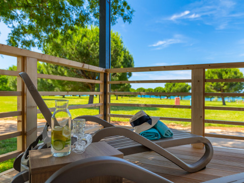 Terrasse paisible au Park Riviera Adria Blue Seaside, Camping Park Umag, avec transat, boissons et vue dégagée.