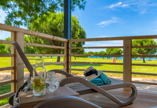 Terrazza rilassante al Park Riviera Adria Blue Seaside, Camping Park Umag, con lettino e vista soleggiata.