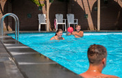 Enfants dans la piscine extérieure - Kleine Belties - Hardenberg, Overijssel, Pays-Bas