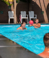 Kinderen in buitenzwembad - Kleine Belties - Hardenberg, Overijssel, Nederland