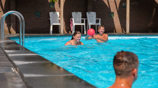 Niños en piscina exterior - Kleine Belties - Hardenberg, Overijssel, Países Bajos