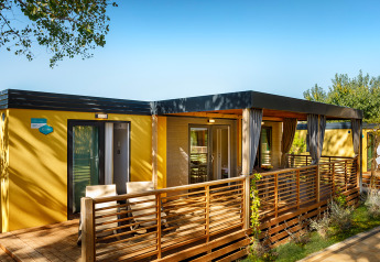 Udendørsbillede af Lopar Garden Home-lodgen ved Valamar Camping San Marino i Kroatien med træterrasse.