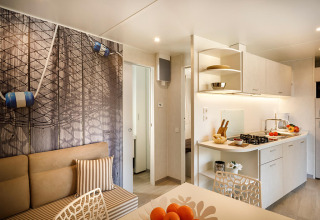 Moderne keuken en eetruimte in Marena Home lodge van Valamar Camping Baška, Kroatië, met lichte inrichting.