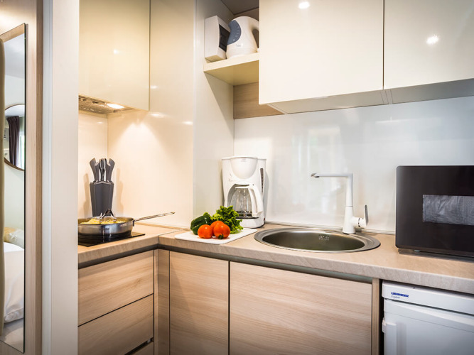 Cocina moderna en Bella Vista Chalet, Valamar Camping Krk, Croacia con electrodomésticos y verduras.