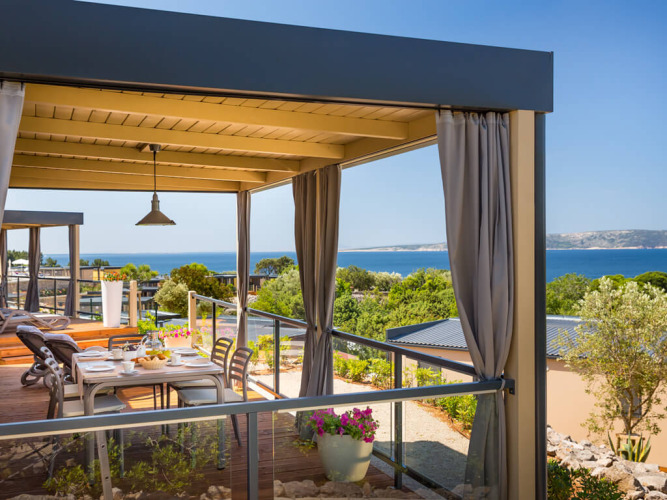 Terrazza al Bella Vista Home vista spettacolare al Valamar Camping Krk in Croazia con panorama su mare e natura.