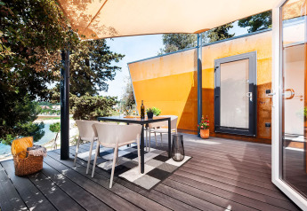 Terrazza esterna con tavolo e sedie presso Family Holiday Home Pool, Camping Porton Nature Hideouts, Croazia.