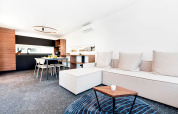 Albergue familiar moderno con salón de planta abierta, comedor y cocina en Camping Porton Nature Hideouts, Croacia.