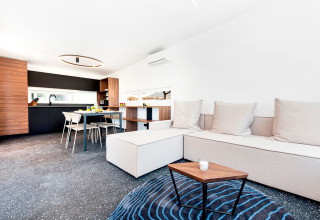 Moderne familielodge met open leefruimte, eettafel en keuken bij Camping Porton Nature Hideouts in Kroatië.