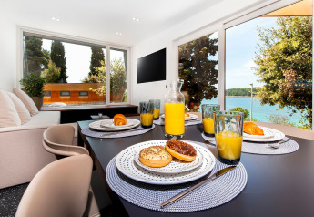 Tavola da colazione con vista mare al Family Holiday Home Pool – 2 modules presso Porton Nature Hideouts, Croazia.