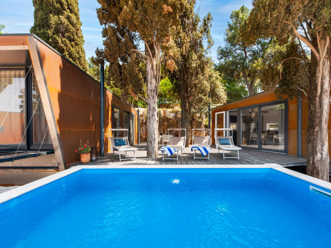Außenpool und moderne Lodges im Grünen bei Couple Holiday Home Pool, Camping Porton Nature Hideouts, Kroatien.