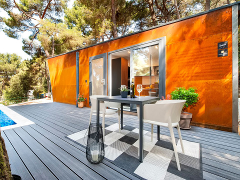 Moderne Terrasse des Couple Holiday Home Pool im Camping Porton Nature Hideouts, Kroatien, mit Pool.