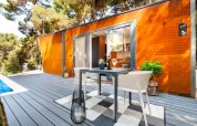 Terrazza moderna al Couple Holiday Home Pool presso Camping Porton Nature Hideouts, Croazia, con piscina.