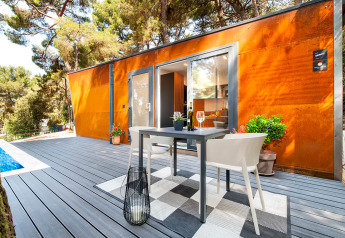 Terrazza moderna al Couple Holiday Home Pool presso Camping Porton Nature Hideouts, Croazia, con piscina.