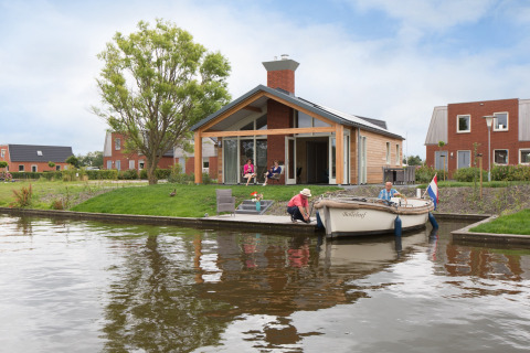 Eneva exterior con barco en el agua - Tusken de Marren - Akkrum, Frisia, Países Bajos