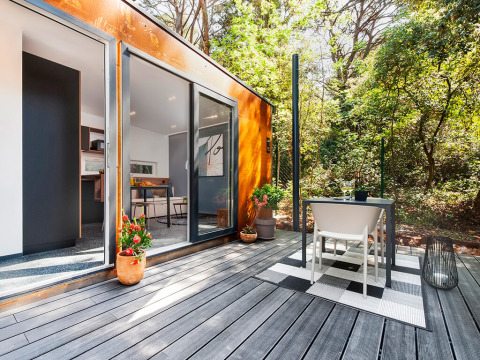 Modernes Ferienhaus mit Terrasse und Sitzbereich im Grünen im Camping Porton Nature Hideouts, Kroatien.
