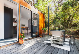 Modernes Ferienhaus mit Terrasse und Sitzbereich im Grünen im Camping Porton Nature Hideouts, Kroatien.