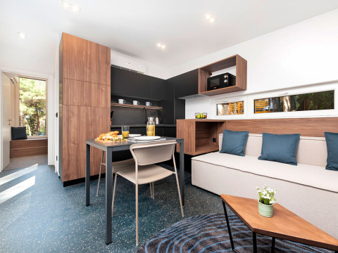 Modernes Lodge-Interieur mit Essbereich, Sofa, Kissen und großem Fenster im Couple Holiday Home Pool Kroatien.