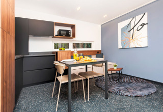 Modernes Küchen- und Esszimmer im Couple Holiday Home Pool im Camping Porton Nature Hideouts, Kroatien.