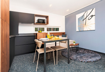 Cocina y comedor modernos en Couple Holiday Home Pool, Camping Porton Nature Hideouts, Croacia.