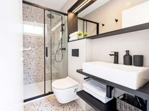 Bagno moderno con doccia, wc sospeso e lavandino al Couple Holiday Home Pool in Croazia.