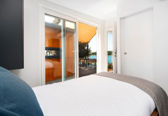 Dormitorio en Family Holiday Home Pool con terraza y vista al mar en Camping Porton Nature Hideouts, Croacia.