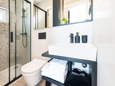Bagno moderno con doccia, WC e lavandino al Family Holiday Home Pool, Camping Porton Nature Hideouts, Croazia.