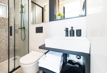 Baño moderno con ducha, inodoro y lavabo en Family Holiday Home Pool, Camping Porton Nature Hideouts, Croacia.