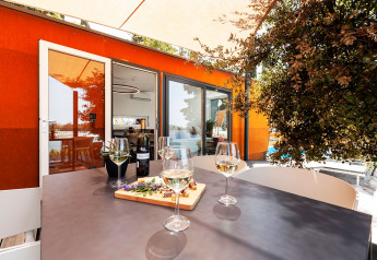 Mesa exterior con copas de vino en Family Holiday Home Pool, Camping Porton Nature Hideouts, Croacia