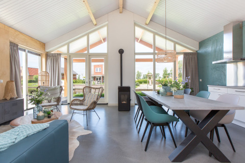 Lichte, moderne woonkamer en eetruimte in een vakantiehuis bij Tusken de Marren, Friesland, Nederland.