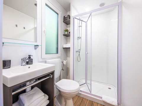 Bagno moderno e luminoso in una lodge Porton presso Camping Porton Nature Hideouts, Croazia, con doccia.