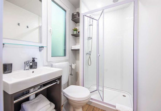 Heldere, moderne badkamer in een Porton lodge bij Camping Porton Nature Hideouts, Kroatië, met douche.