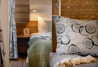 Gemütliches Schlafzimmer in der Porton Pool Lodge, Camping Porton Nature Hideouts in Kroatien.