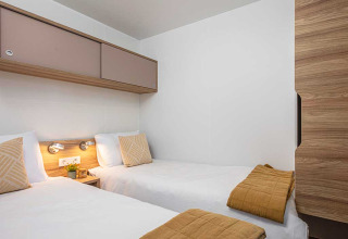 Modernes Zimmer mit zwei Einzelbetten, Holzmöbeln und hellem Interieur im Porton Pool, Kroatien.