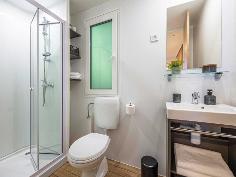Moderne badkamer met douche, toilet en wastafel in Porton Pool lodge, Camping Porton Nature Hideouts, Kroatië.
