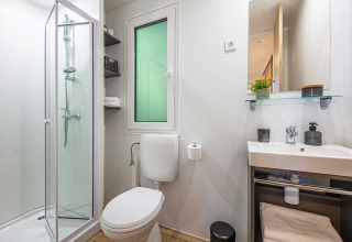 Moderne badkamer met douche, toilet en wastafel in Porton Pool lodge, Camping Porton Nature Hideouts, Kroatië.