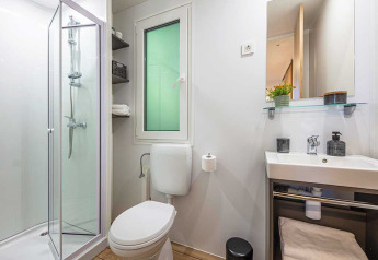 Moderne badeværelse med brusekabine, toilet og håndvask i Porton Pool lodgen, Camping Porton, Kroatien.