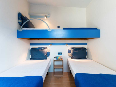 Chambre moderne à la Baia Lux de Baia Holiday Poljana, Croatie, avec une couchette et deux lits simples.