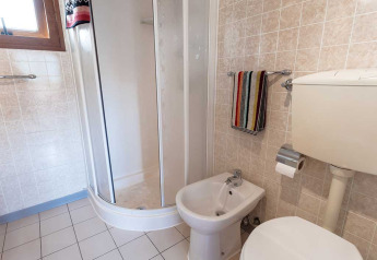 Bagno con cabina doccia, bidet, WC e asciugamani al Baia Lux, Baia Holiday Poljana, Croazia.