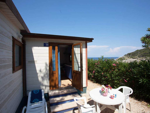 Buitenterras met tafel en zeezicht bij Baia Lux Lodge, Baia Holiday Poljana, Kroatië.