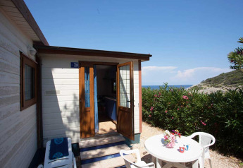 Buitenterras met tafel en zeezicht aan Baia Lux Lodge, Baia Holiday Poljana, Kroatië.