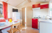 Cucina e zona pranzo luminose e moderne nel lodge Blu Romantic a Baia Holiday Poljana, Croazia.