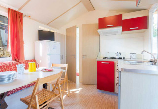 Cuisine et salle à manger lumineuses et modernes du lodge Blu Romantic à Baia Holiday Poljana, Croatie.