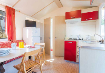 Cucina e zona pranzo luminose e moderne nel lodge Blu Romantic a Baia Holiday Poljana, Croazia.