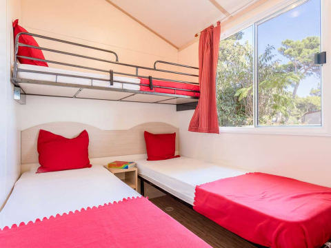 Chambre lumineuse au Blu Romantic, Baia Holiday Poljana en Croatie, avec lits simples et lit superposé.