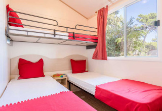 Chambre lumineuse au Blu Romantic, Baia Holiday Poljana en Croatie, avec lits simples et lit superposé.