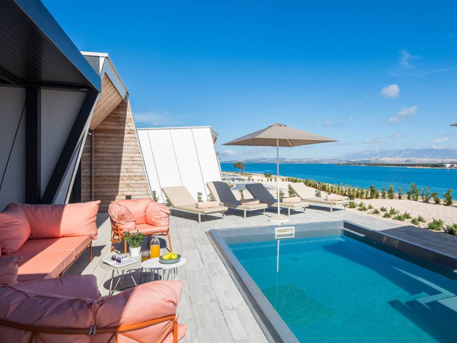 Chalet con piscina privata, lettini e vista mare presso Avalona Luxury Mare Glamping Villa Pool in Croazia.